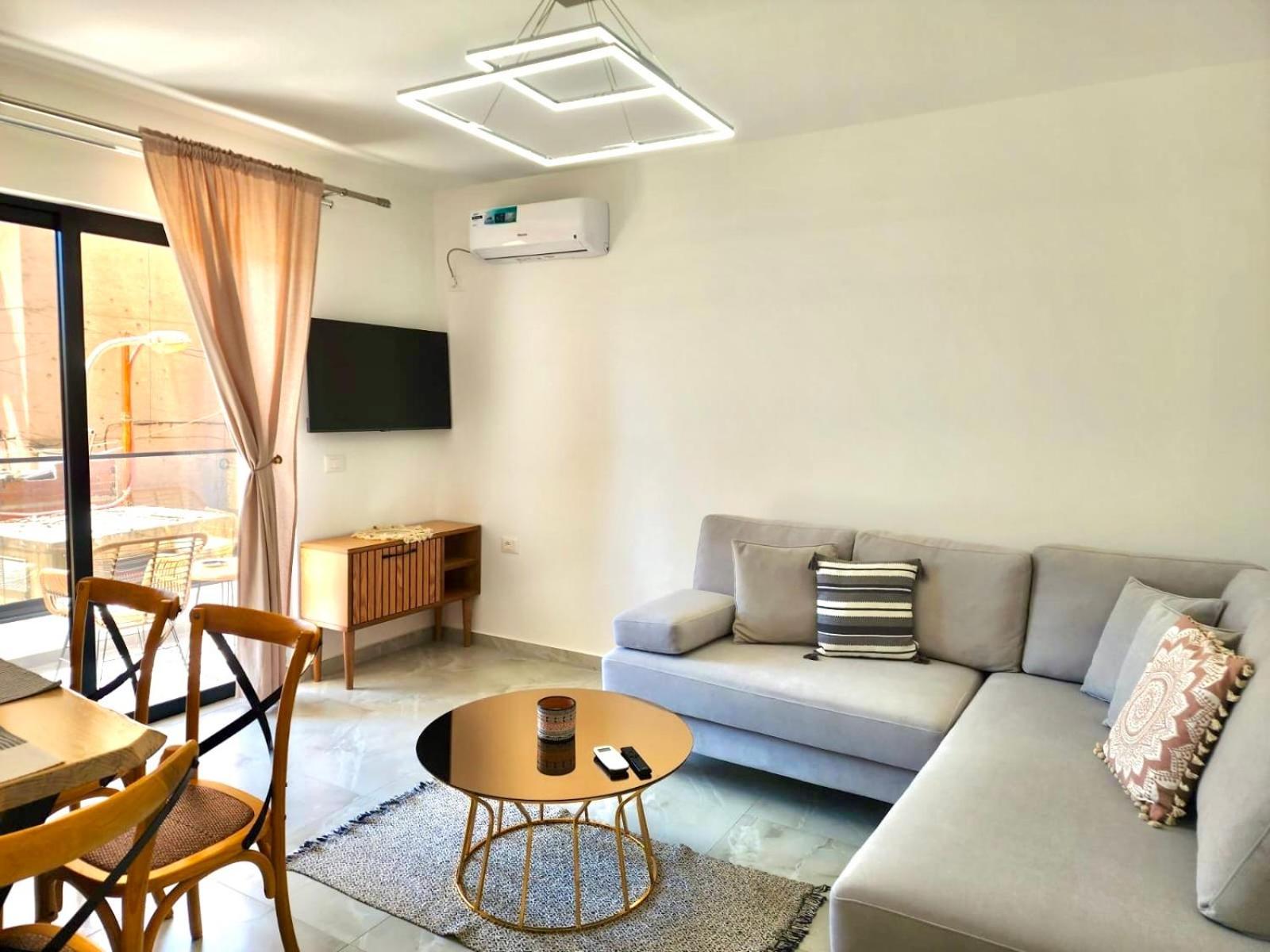 Apartment Renovated 2br Retreat Near The *